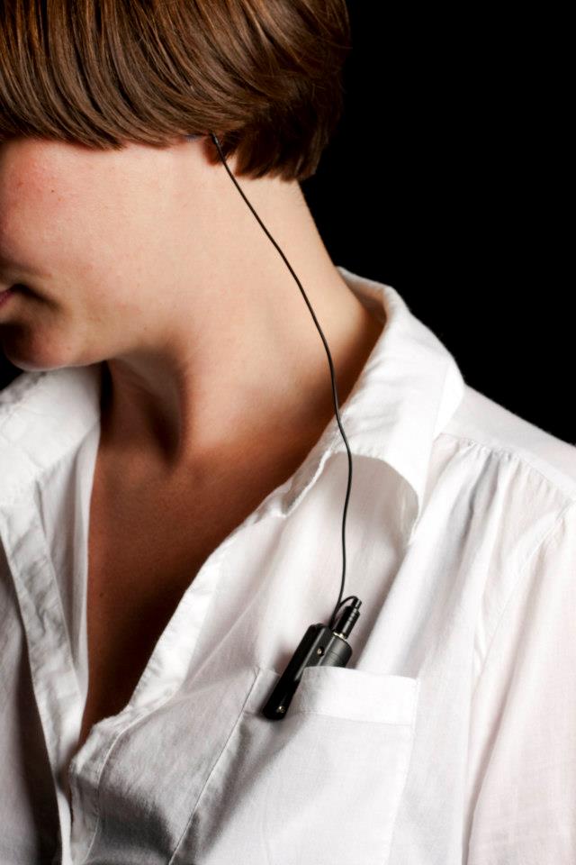 earpen høreapparat kan bæres i brystlommen